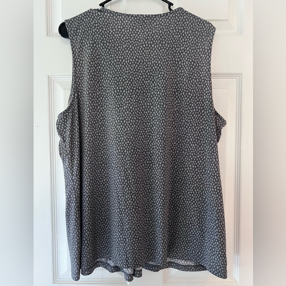 XXL Sleeveless Top - Picture 2 of 2